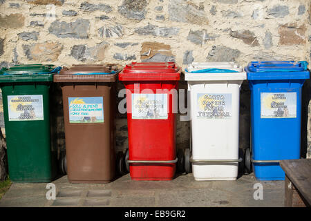 Bacs de recyclage par le refuge Bonatti en face de la Grande Jorasses dans les Alpes italiennes. Banque D'Images