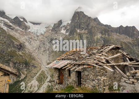 Une ancienne cabane de montagne, en face de la Grande Jorasses dans les Alpes italiennes. Banque D'Images