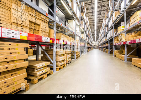 Dans une allée de l'entrepôt du magasin IKEA Banque D'Images