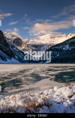 Lever de soleil sur l'hiver le pittoresque Lac Louise dans le parc national de Banff, Alberta Canada Banque D'Images