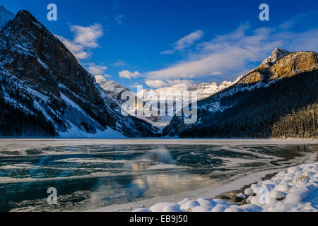 Lever de soleil sur l'hiver le pittoresque Lac Louise dans le parc national de Banff, Alberta Canada Banque D'Images