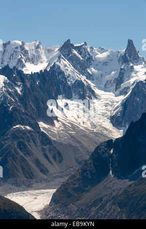 Les Drus au-dessus de la Mer de Glace dans la vallée de Chamonix, France. Banque D'Images