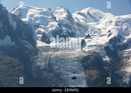 Le téléphérique du Brévent en face du Mont Blanc, Chamonix, France ci-dessus. Banque D'Images