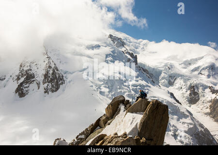Le Mont Blanc depuis l'Aiguille du Midi au-dessus de Chamonix, en France, avec les grimpeurs sur l'arête des Cosmiques. Banque D'Images