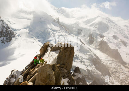 Le Mont Blanc depuis l'Aiguille du Midi au-dessus de Chamonix, en France, avec les grimpeurs sur l'arête des Cosmiques. Banque D'Images