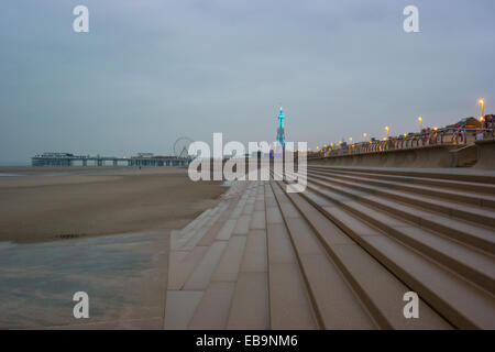 Blackpool, Royaume-Uni. 28 Nov, 2014. Météo France : un matin glauque à Blackpool avec la tour illuminée il aide à lever la morosité conditions : Gary Telford/Alamy Live News Banque D'Images