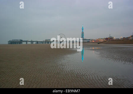 Blackpool, Royaume-Uni. 28 Nov, 2014. Météo France : un matin glauque à Blackpool avec la tour illuminée il aide à lever la morosité conditions : Gary Telford/Alamy Live News Banque D'Images