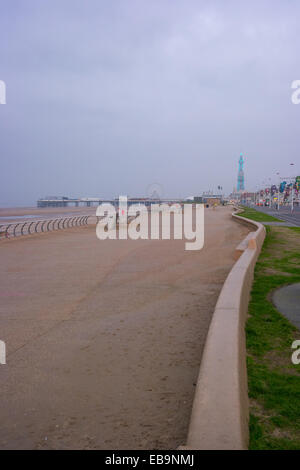 Blackpool, Royaume-Uni. 28 Nov, 2014. Météo France : un matin glauque à Blackpool avec la tour illuminée il aide à lever la morosité conditions : Gary Telford/Alamy Live News Banque D'Images