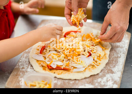 L'enfant et sa mère pizza Banque D'Images