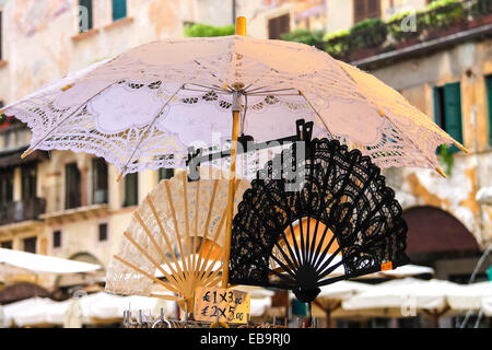 Fan de dentelle et parasol sur le marché, à Vérone, Italie Banque D'Images