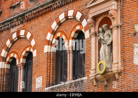 Statue sur la façade de maison en bois ( Domus Mercatorum ou Casa dei Mercanti ) sur la Piazza delle Erbe, Vérone , Italie Banque D'Images