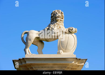 Lion sculpture, Donderberg palace, un château baroque pouvant accueillir Fachhochschule für Finanzen NRW University