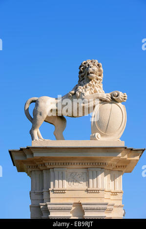 Lion sculpture, Donderberg palace, un château baroque pouvant accueillir Fachhochschule für Finanzen NRW University