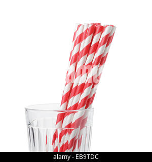 Eco friendly vif papier rayé dans les pailles, verre isolated on white Banque D'Images