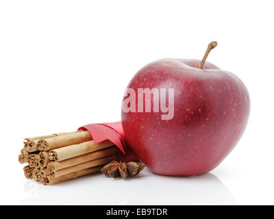 Pomme rouge mûre et des bâtons de cannelle, isolated on white Banque D'Images