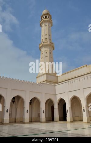 Minaret de la Grande Mosquée Sultan Qaboos, l'architecture classique Medina, Salalah, Oman, Orient Banque D'Images