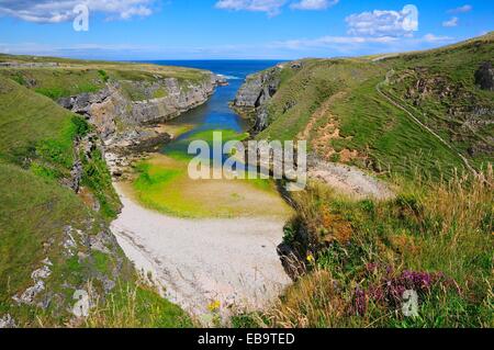 D'entrée de la mer avec une piste d'un point de vue à Smoo Cave, Durness, Caithness, Sutherland et Easter Ross, Ecosse, Royaume-Uni Banque D'Images