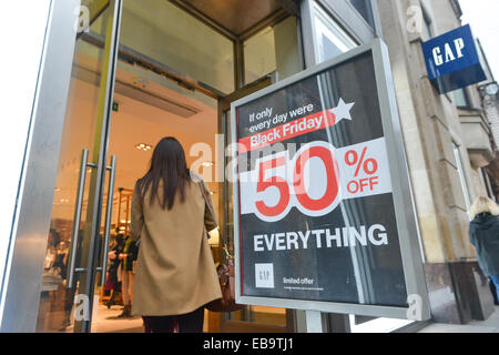 Oxford Street, Londres, Royaume-Uni. 28 novembre 2014. Le vendredi noir vente affiches sur les vitrines et les panneaux. Crédit : Matthieu Chattle/Alamy Live News Banque D'Images