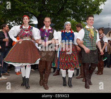 Les hommes et les femmes portant des costumes traditionnels de la vallée Gailtal Tanz danse, unter der Linde, danse festival Kufenstechen Banque D'Images