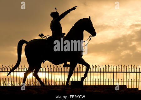 Silhouette de la statue équestre de Rao Jodha Ji, près de Jaswant Thada, avec le cavalier en direction de Fort Mehrangarh Banque D'Images