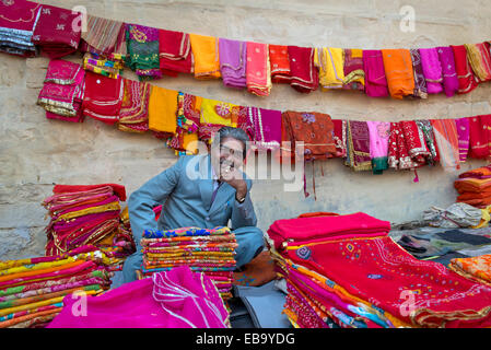 Chiffon tissu et commerçant au marché, Jodhpur, Rajasthan, India Banque D'Images