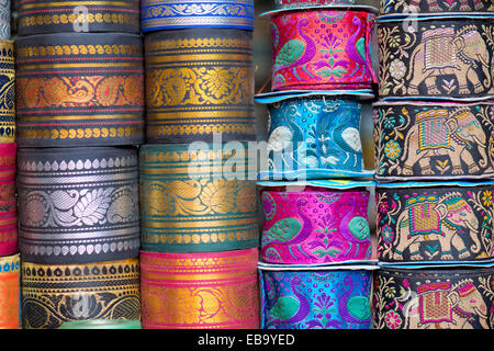 Avec les rouleaux de rubans cadeaux brodés, Jodhpur, Rajasthan, India Banque D'Images