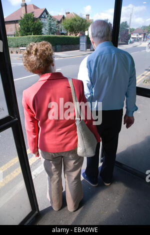 Vieux couple attendant à un arrêt de bus, Banque D'Images