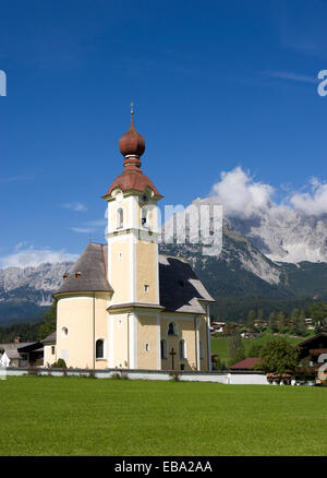 Église paroissiale, derrière le Wilder Kaiser, Going am Wilden Kaiser, Tyrol, Autriche Banque D'Images