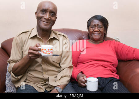 Vieux couple assis à la maison prendre une tasse de café, Banque D'Images