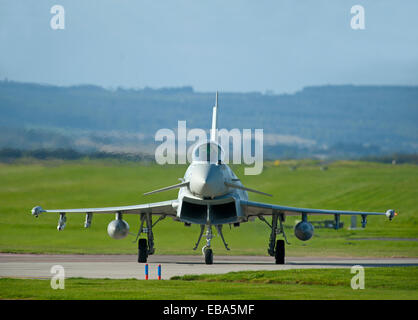 L'Eurofighter Typhoon FRG4 chasseur à réaction rapide militaire sur la voie de circulation à RAF Lossiemouth. 9244 SCO Banque D'Images