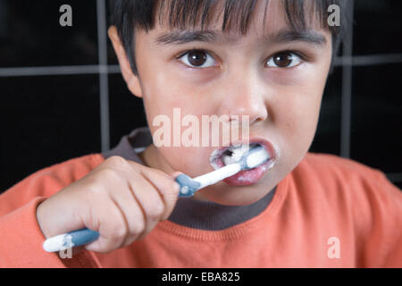 Petit garçon se brosser les dents, Banque D'Images