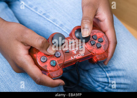 Teenage boy playing computer games, Banque D'Images