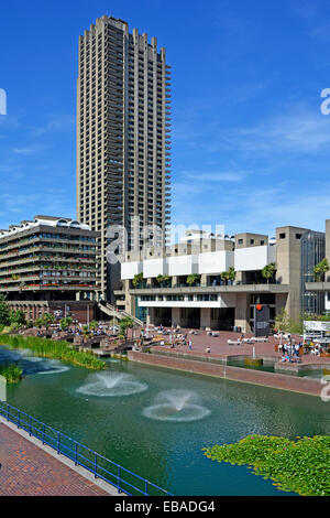 Lac et fontaine au centre urbain Barbican Center architecture brutaliste haut de gamme gratte-ciel appartement tour City of London Angleterre Royaume-Uni Banque D'Images