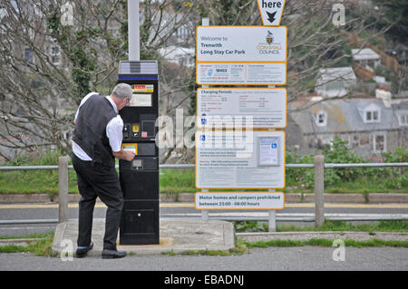 L'achat d'un ticket de parking à St Ives, Cornwall Banque D'Images