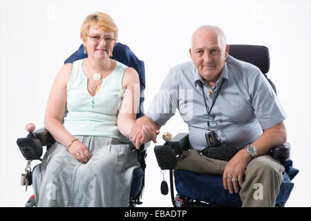 Mobilité couple smiling and holding hands avec l'autre, Banque D'Images