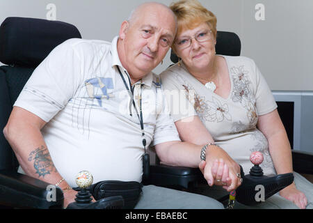 Mobilité couple holding hands avec l'autre, Banque D'Images