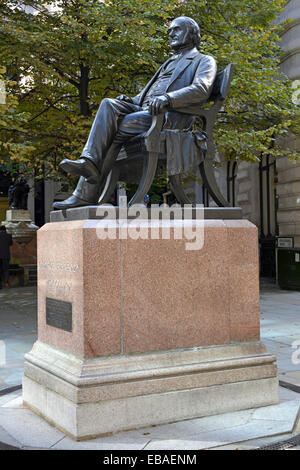 Statue de George Peabody un entrepreneur et philanthrope qui a fondé l'association du logement Peabody Trust Banque D'Images