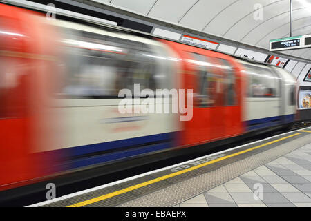 Plate-forme vide sur London Underground tube with motion blur train station Banque D'Images