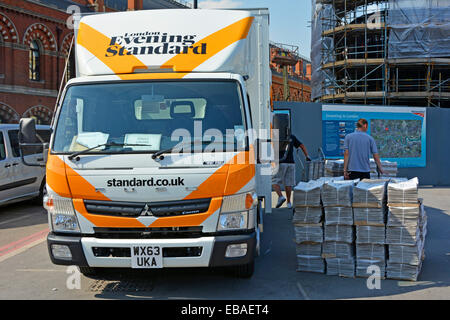 London Evening camion standard livrant le journal gratuit déchargé sur le trottoir à l'extérieur de la gare de Liverpool Street City of London England UK Banque D'Images