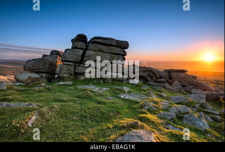 Coucher de soleil sur Staple Tor près de Merrivale sur le parc national du Dartmoor dans le Devon Banque D'Images