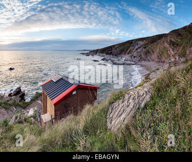 Cabane en bois sur les falaises à Freathy Whitsand Bay sur à Cornwall Banque D'Images