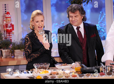 Munich, Allemagne. 27 Nov, 2014. Chanteurs Andy Borg et Stefanie Hertel pendant l'enregistrement de l'émission 'Heiligabend mit Carmen Nebel' (lit. La veille de Noël avec Carmen Nebel) à Munich, Allemagne, 27 novembre 2014. Le spectacle de chaîne de télévision allemande ZDF sera diffusé le 24 décembre 2014. Photo : Tobias Hase/dpa/Alamy Live News Banque D'Images