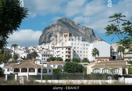 Une vue de l'imposante montagne Montgo, avec la ville de Javea, Valencia, Espagne au premier plan. Banque D'Images