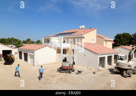 Les ouvriers du bâtiment ou construction Workers Building Nouveau lotissement en Provence France Banque D'Images