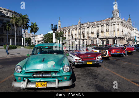 Voitures anciennes des années 40 et 50, sur le Prado en face de la capitale, La Havane, Cuba Banque D'Images