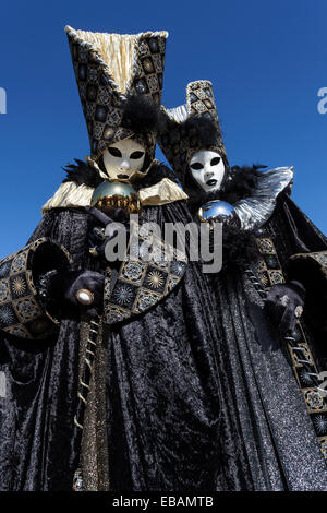 Masques et costumes de carnaval vénitien au Venetian juste sur la place du marché historique, Ludwigsburg, Bade-Wurtemberg Banque D'Images