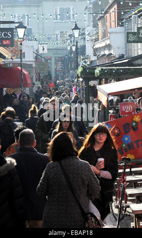 Dans la foule les acheteurs de North Laine bohème quartier de Brighton aujourd'hui à la recherche de bonnes affaires de Noël sur le Black Friday Banque D'Images