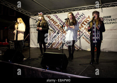 Teenage Girls singing Warwick Victorian Soir Banque D'Images