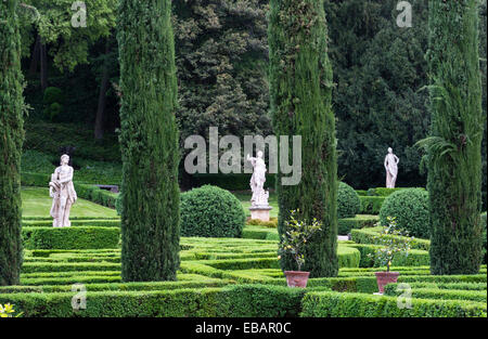 Dans les jardins Renaissance formels du Giardino Giusti, Vérone, Italie. Une vue verdoyante de cyprès, haies de boîtes coupées et statues Banque D'Images