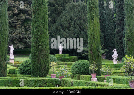 Dans les jardins Renaissance formels du Giardino Giusti, Vérone, Italie. Une vue verdoyante de cyprès, haies de boîtes coupées et statues Banque D'Images